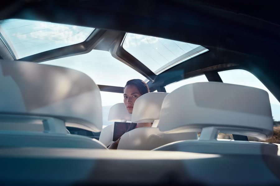 Интерьер BMW Concept X7 iPerformance 2017 года  (фото 2 из 40)